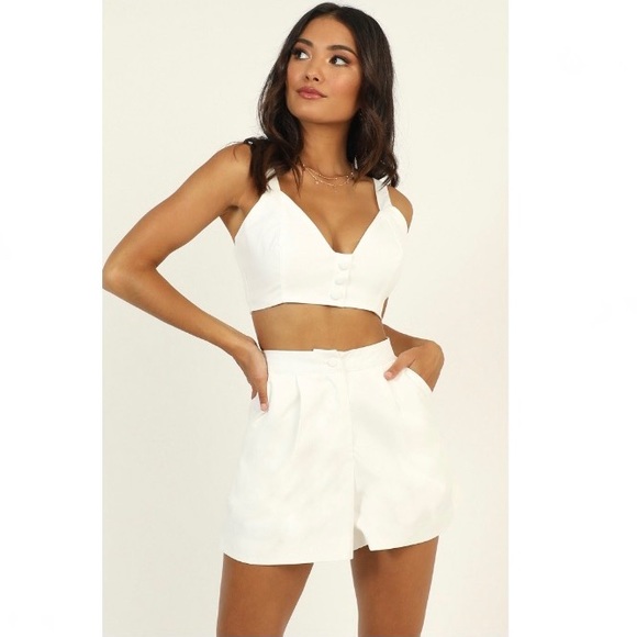 Showpo White 2 piece set shorts and cropped tank size 6 - Picture 2 of 9